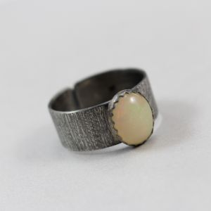 Opal z Etiopii w fakturowanym srebrze - pierścionek ChileArt 2660